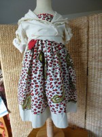 ROBE BEIGE A MOTIFS ROUGES
